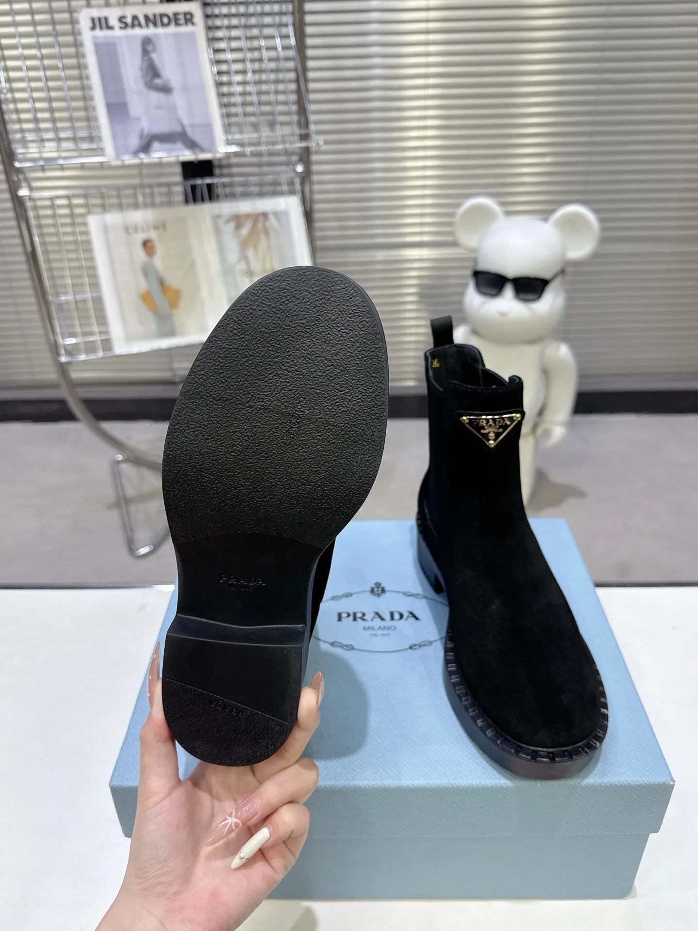 👟👟Ex-factory price 600👟👟 Prada thick-soled retro Martin boots. Elastic elastic, classic thick soles, with triangular buckle. Simple, elegant, fashionable and versatile. Fabric cowhide, open edge beaded cowhide. The lining is made of soft and delicate sheepskin, and the foot feels comfortable. The rubber mold is non-slip and lightweight. Original package sole. Standard size: 35-40. Order 41